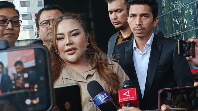 Lisa Diperiksa KPK kasus korupsi Bank BJB yang menyeret nama Ridwan Kamil, Jumat (22_8_2025). [FTNews.co.id_Selvianus Kopong Basar]